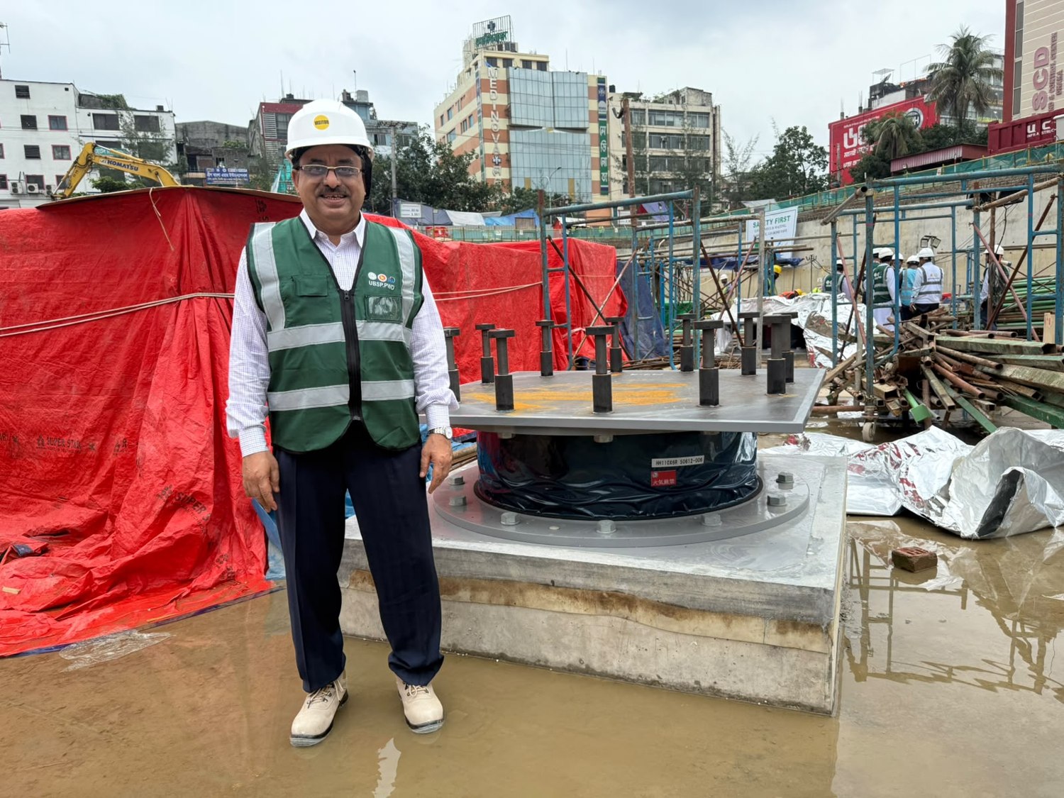 নির্মাণস্থলে বেজ আইসোলেশন প্রযুক্তির কাজে সৈয়দ মাহফুজ আহমদ